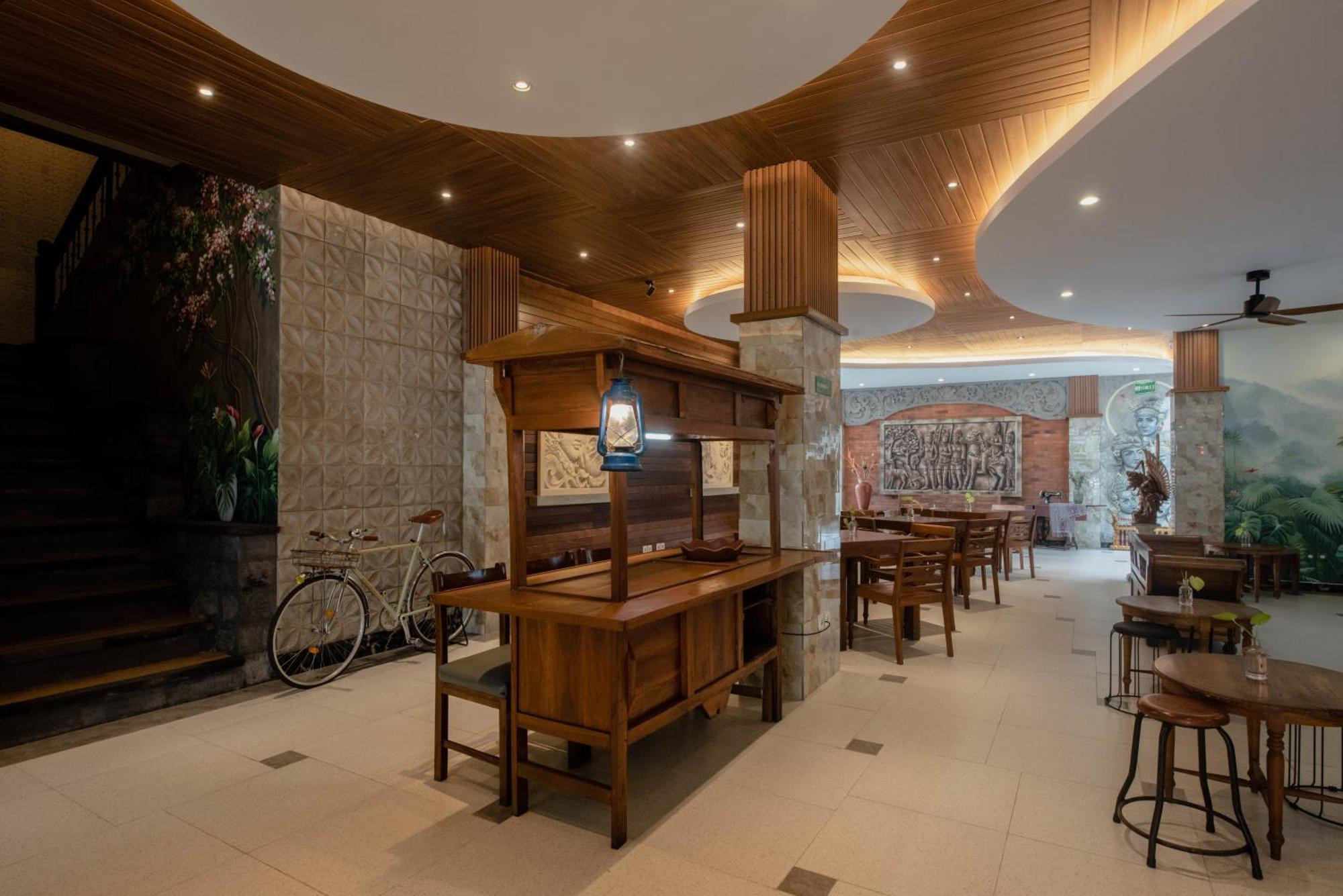 Sandat Hotel Legian Buitenkant foto
