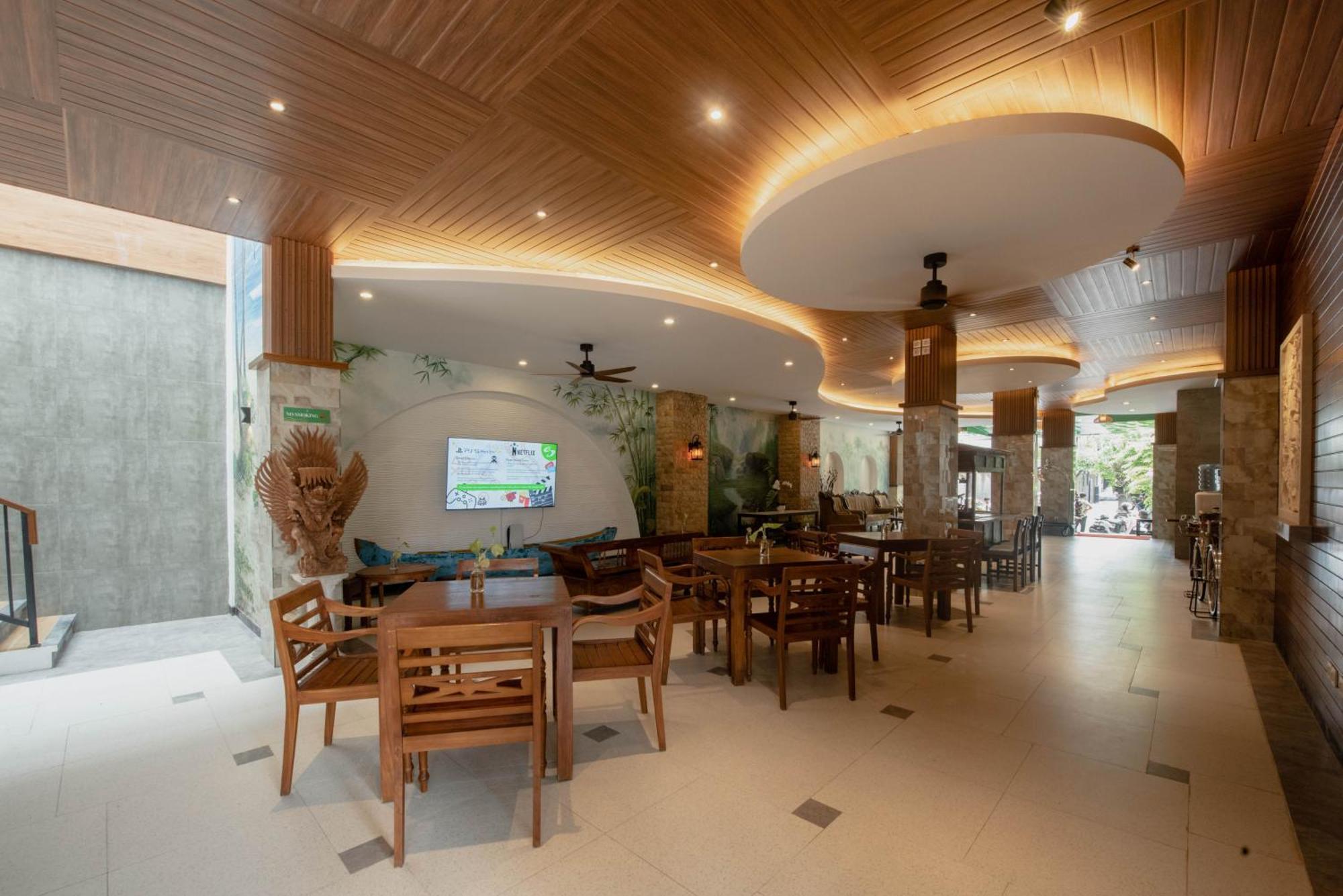 Sandat Hotel Legian Buitenkant foto