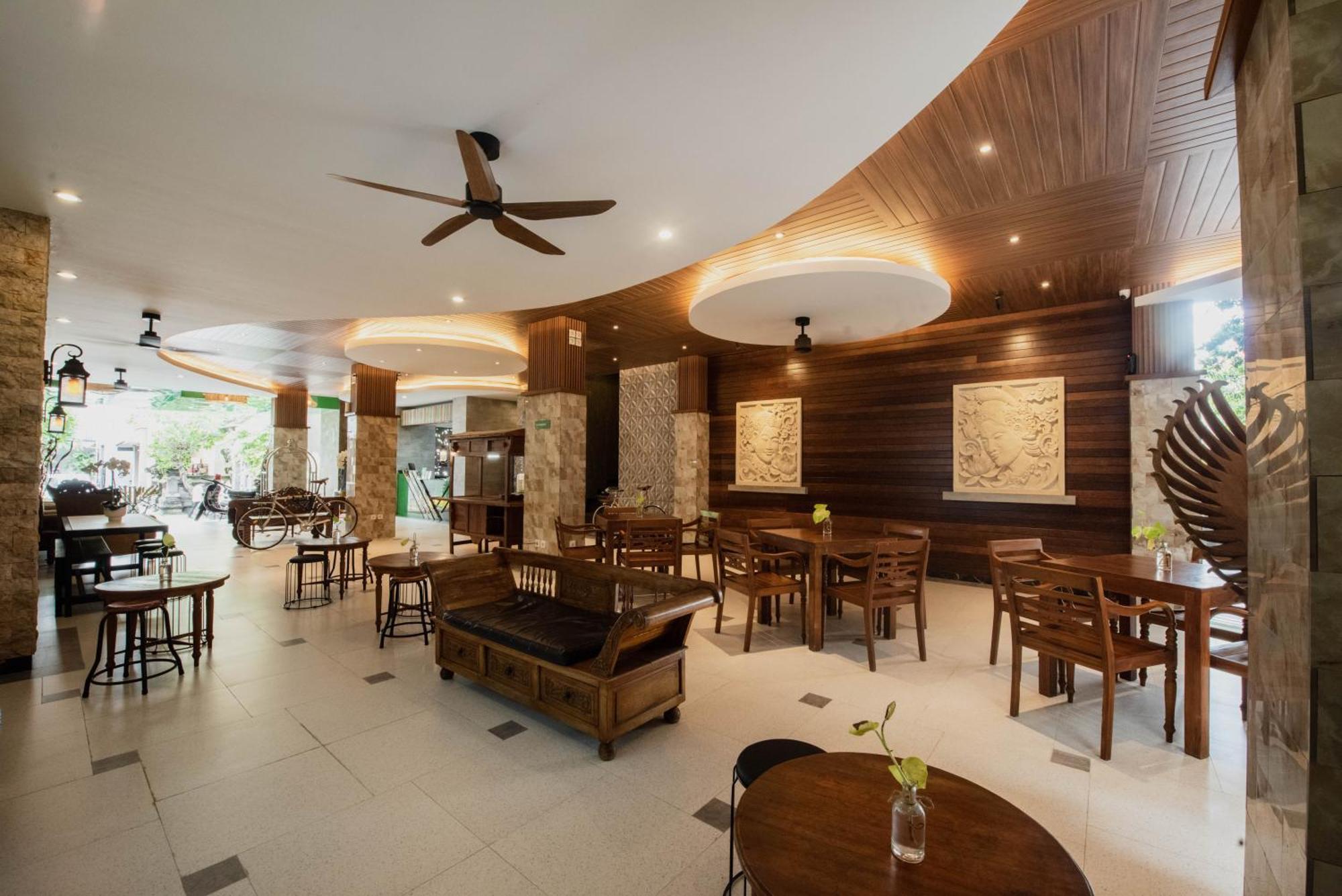 Sandat Hotel Legian Buitenkant foto